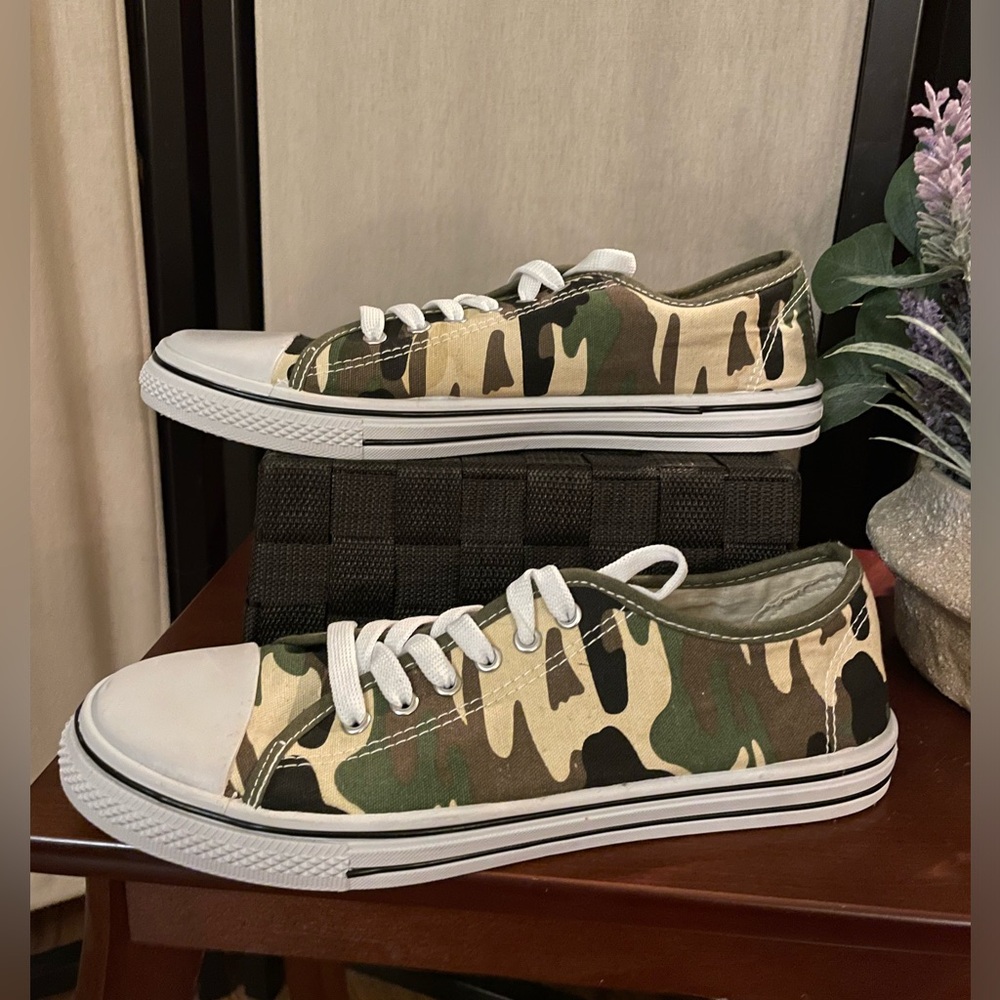🌺🌺2 / $20.00 Size 9 Green Camo Canvas flat Lace-up Runners. Interesting EUC.